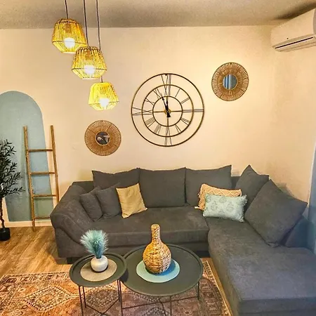 Homely *
